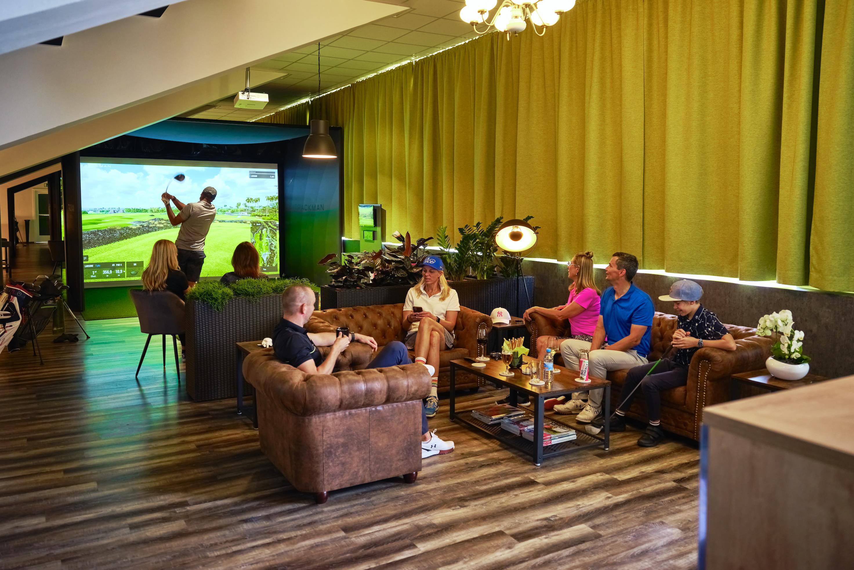 Loungebereich und Golfsimulator bei Golfhub in Chemnitz