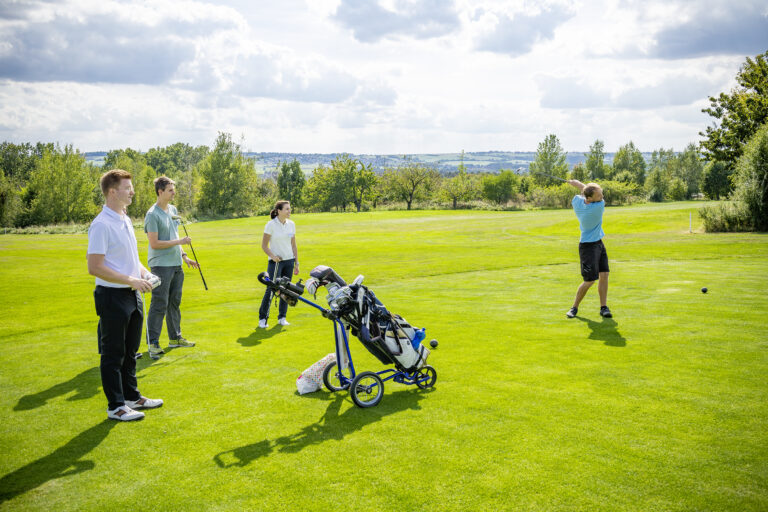 Gemeinsame Spielpraxis auf dem Golfplatz in Erlangen