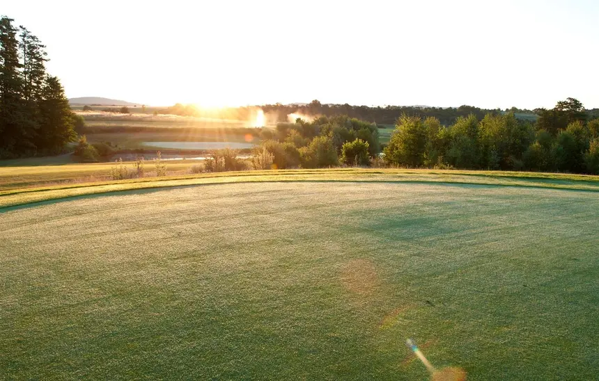 Golfplatz des Golf Club Erlangen im Sonnenlicht